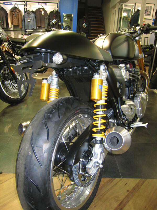 Triumph Thruxton 1200 [ACCESS DESIGN] - arco da roda porta-matrícula preto Triumph Thruxton 1200