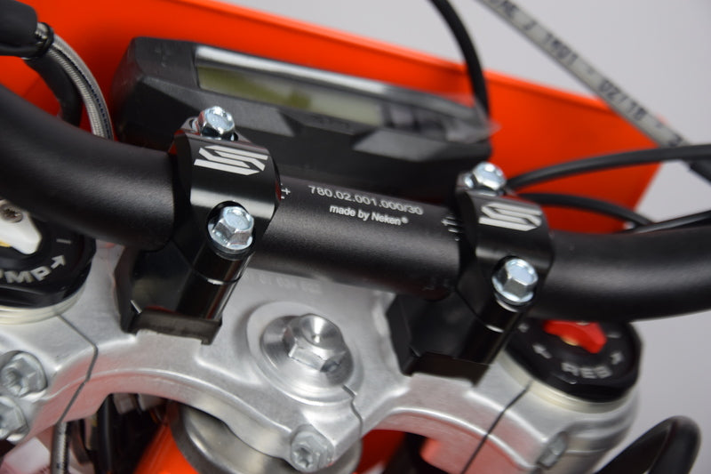 Ktm 1090 Adventure [SCAR] - Grampos de guiador Ø28,6mm +35 a 50mm OE braçadeira tripla