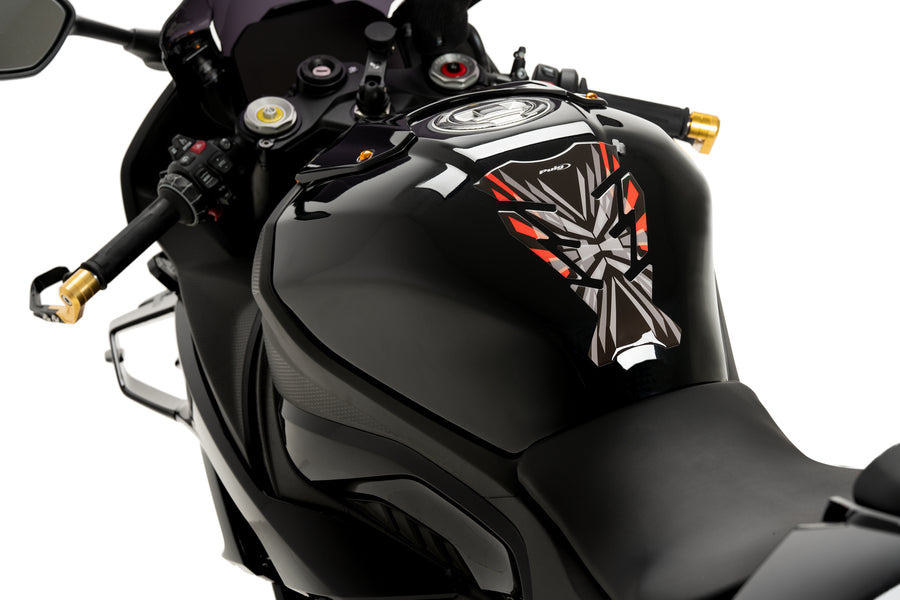 KTM RC 390 [2025] – Proteção desafiadora do tanque – visual de carbono