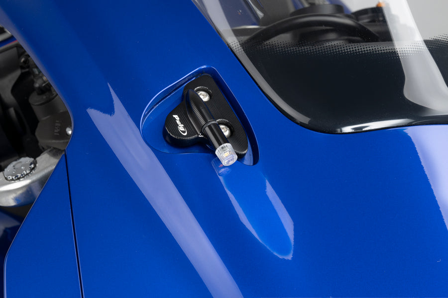 YAMAHA YZF-R1M [2025] – Capas dos espelhos retrovisores com conjunto de indicadores de abas – Preto
