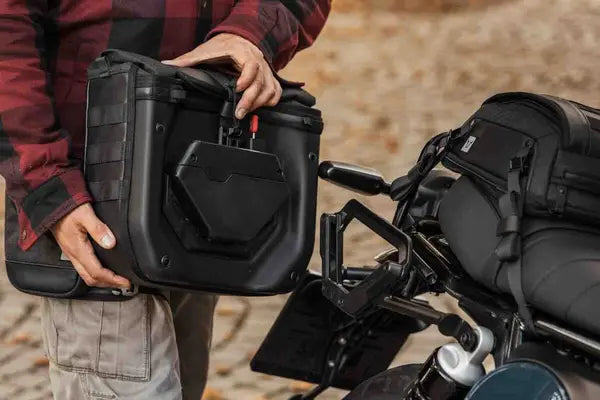 Triumph Speed ​​​​400 [SW-MOTECH] – Bolsa lateral V-LOC Legend Gear (16 litros)