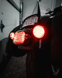 Harley Davidson Nightster [CUSTOM DYNAMICS] – Lanterna traseira LED plana