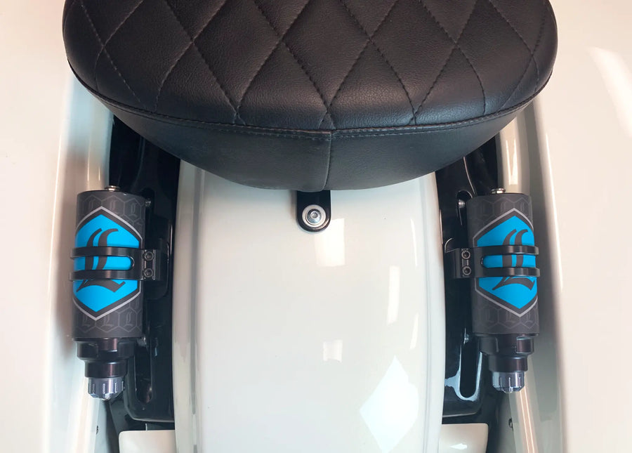 Harley-Davidson FLHRXS 1868 Road King Special 114 [2025] - REVO ARC Remote Reservoir Außenbefestigung – Bild 3