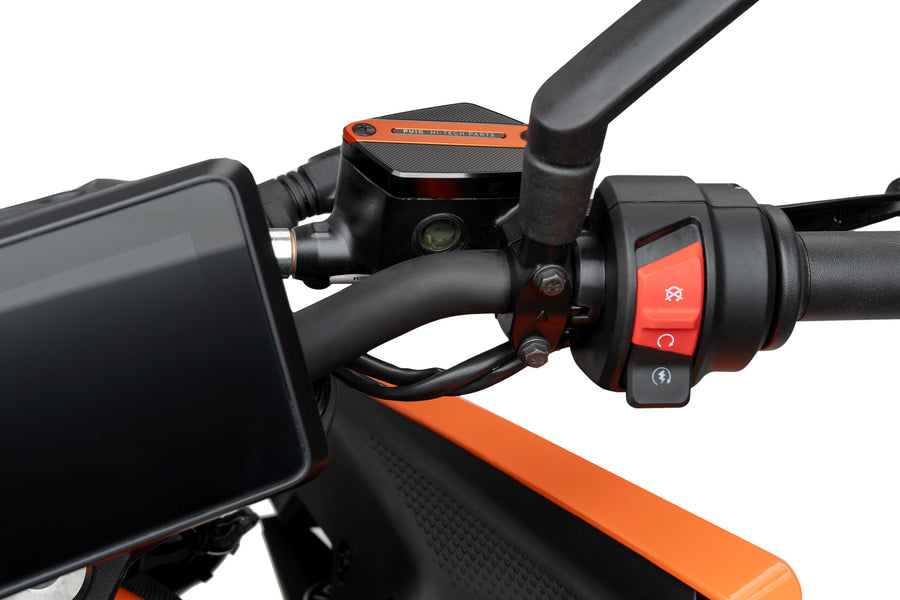 KTM 390 DUKE [2025] – Tampa do reservatório de fluido do freio dianteiro – Preta