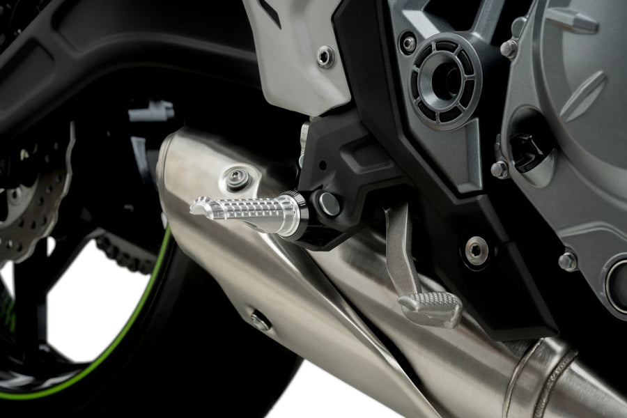 KTM RC 390 [2025] – Apoios para os pés R-Fighter – prata