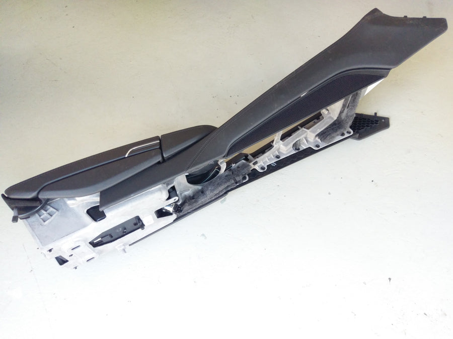 Porsche Panamera Turbo [2010] - Console central no apoio de braço de couro preto da frente