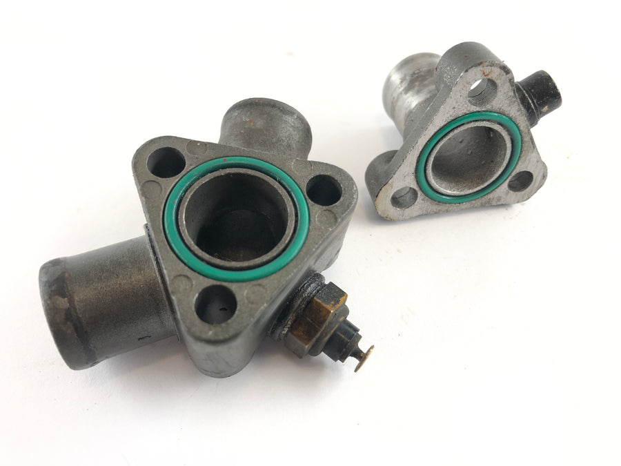 Ducati 888 Strada [1993] - Flange de água de resfriamento da tampa do motor Cilindro em pé