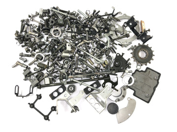 Yamaha YZF R1 RN09 [2002] - peças restantes e parafusos misturados com muitas peças pequenas