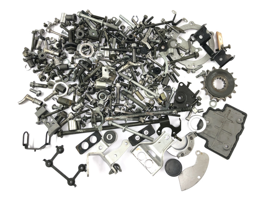 Yamaha YZF R1 RN09 [2002] - peças restantes e parafusos misturados com muitas peças pequenas