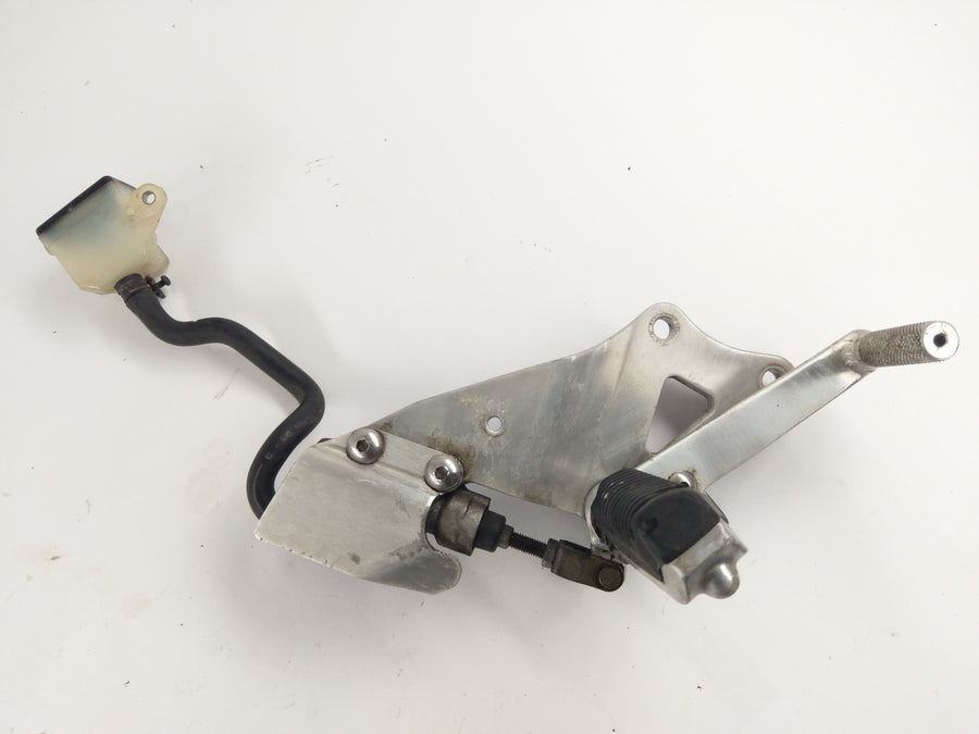 Suzuki GSXR 1100 GV73A [1992] - Crente de pés com suporte à direita e bomba de freio