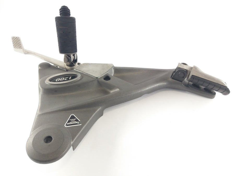 Triumph Trophy 1200 T300E [1996] - Placa de apoio para os pés à direita com pedal do freio