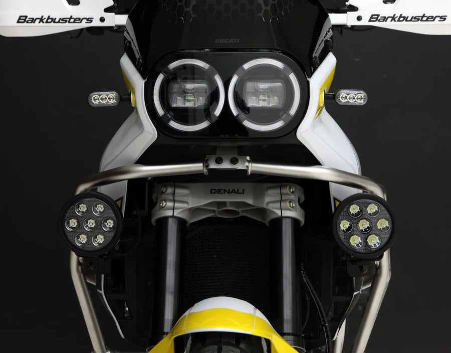 Ducati DesertX [DENALI] – visão detalhada do suporte da luz de posição