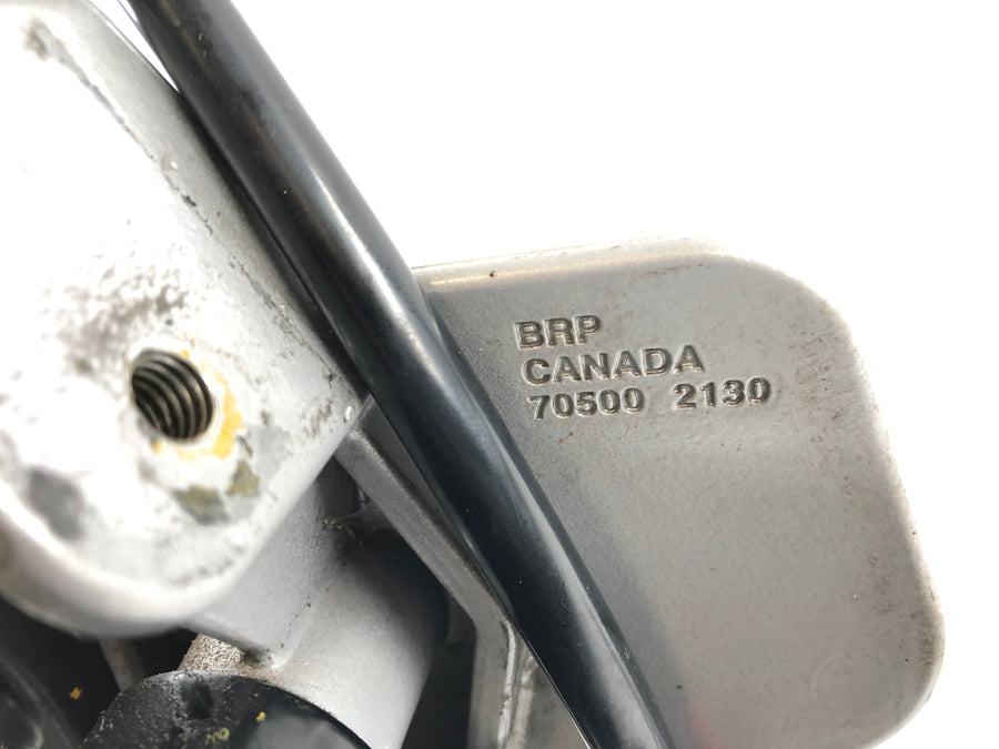 Pode no Spyder SM5 [2009] - A apoio de pé do suporte para os pés à esquerda com pedal para o freio de estacionamento