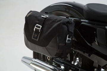 Harley-Davidson XL 883 R Roadster [2009-2015] - Sistema de bolsas laterais Legend Gear LC Black Edition – foto 2