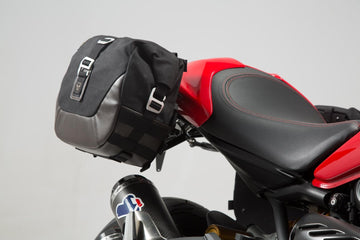 Ducati Monster 1200 R [2016] - Sistema de bolsas laterais Legend Gear LC1 e LC2 Black Edition – Imagem 1