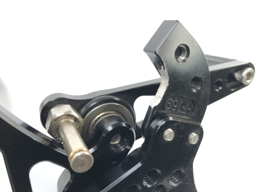Aprilia RSV4 1000 [2010] - Sistema de apoio para os pés definido com pedal de comutação e pedal de freio