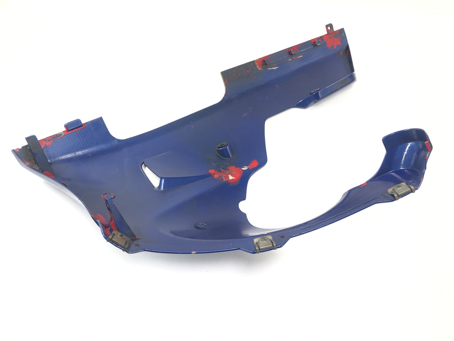 Yamaha YZF R1 RN01 [1998] - revestimento lateral no bug inferior esquerdo, revestindo à esquerda
