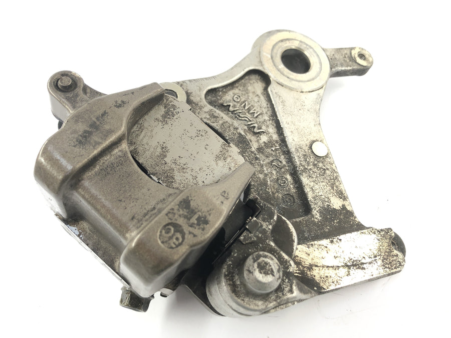 Honda NX 650 RD02 [1989] - Pinça de freio na parte traseira com placa de ancoragem
