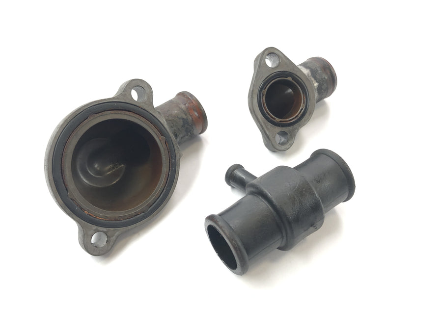 Triumph Daytona 955i T595N [2003] - Flange de água de resfriamento da caixa de termostato