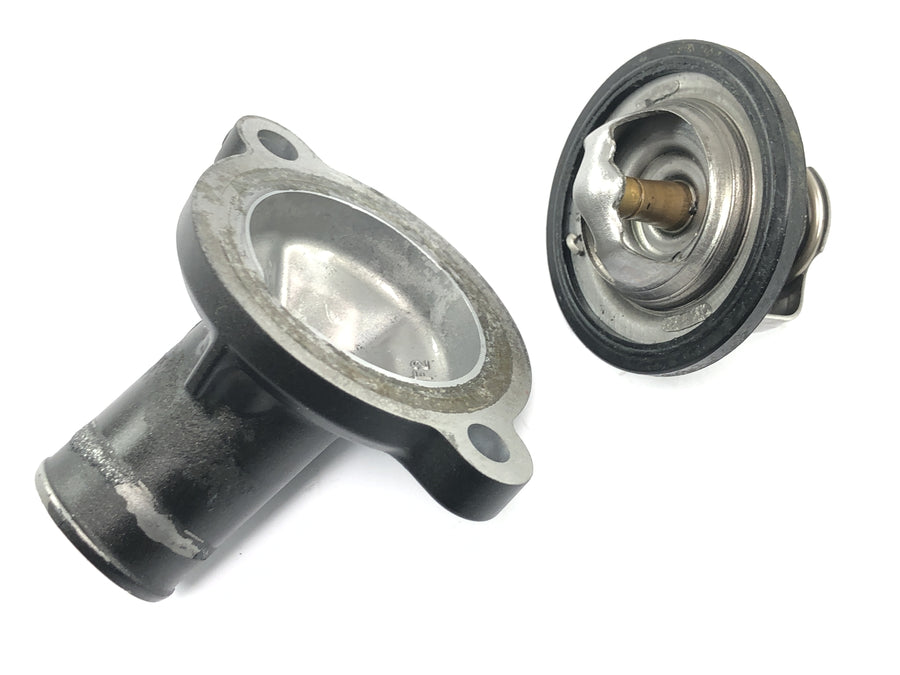 Yamaha MT07 RM04 [2014] - Termostato com carcaça do termostato, sistema de refrigeração do regulador de água de refrigeração