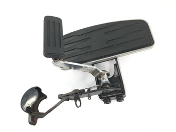 Yamaha XV 1600 Wild Star VP08 [2002] - Apoio para os pés da placa do motorista dianteiro direito com pedal de freio - 0