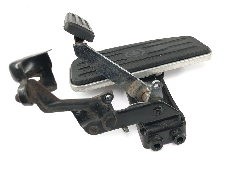 Yamaha XV 1600 Wild Star VP08 [2002] - Apoio para os pés da placa do motorista dianteiro direito com pedal de freio
