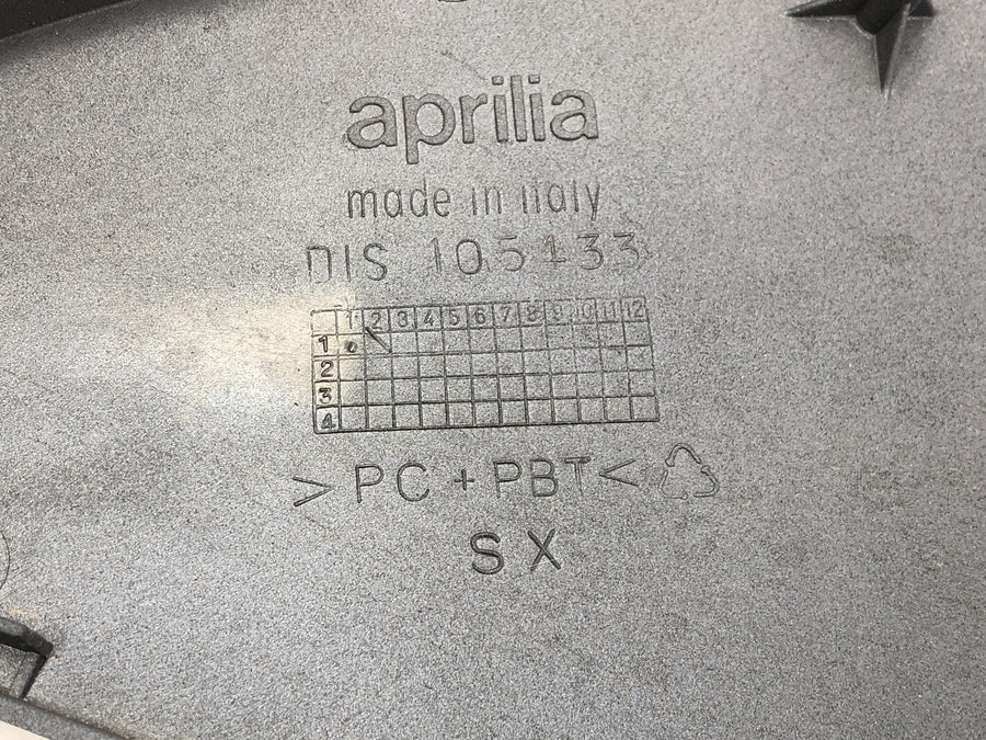 Aprilia RST 1000 Futura [2002] - revestimento lateral no lado direito do painel do assento
