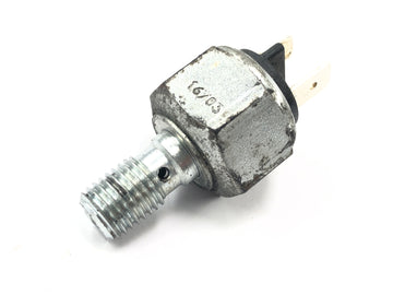 Triumph Speedmaster 900 [2003] - Interruptor da luz do freio traseiro
