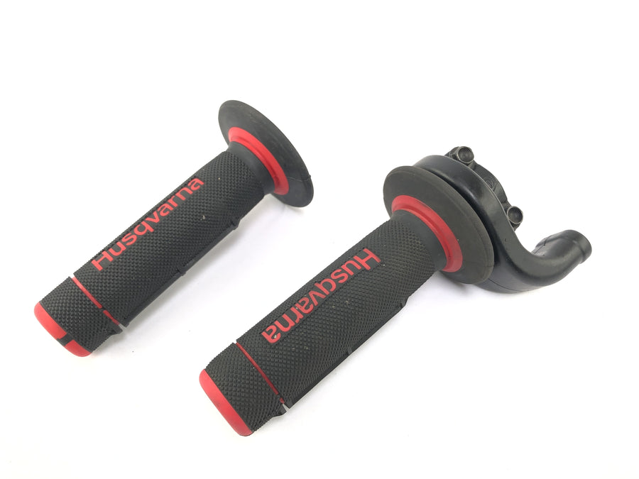 Husqvarna SM 630 A4 [2010] - Encaixes do guidão no acelerador direito com borracha