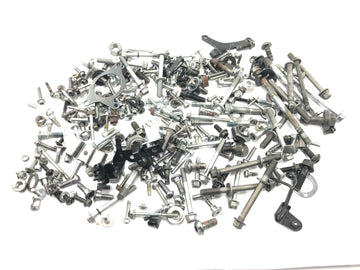 Yamaha MT07 RM04 [2014] - peças restantes e parafusos misturados com muitas peças pequenas