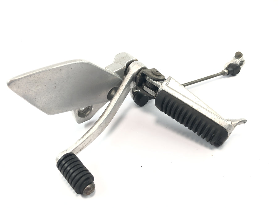 Yamaha XJR 1200 4PU [1996] - Apoio para os pés do motorista à esquerda com pedal de mudança e articulação