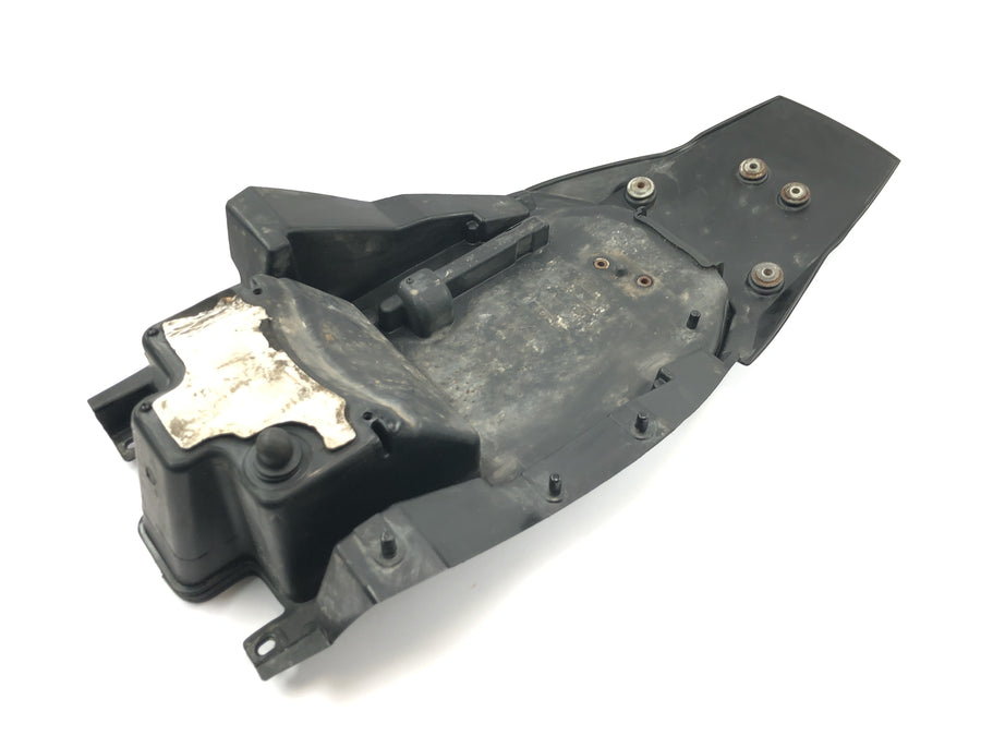 KTM 950 Adventure LC8 [2004] - Proteção interna da carenagem contra respingos da tampa da roda traseira