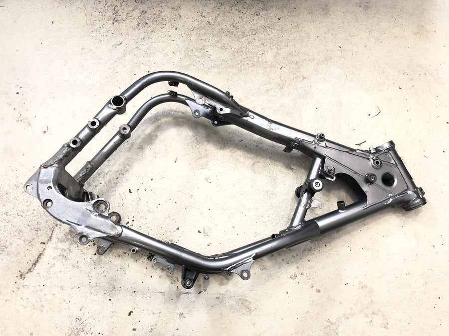 KTM LC4 DUKE 620 E [1996] - quadro com papéis