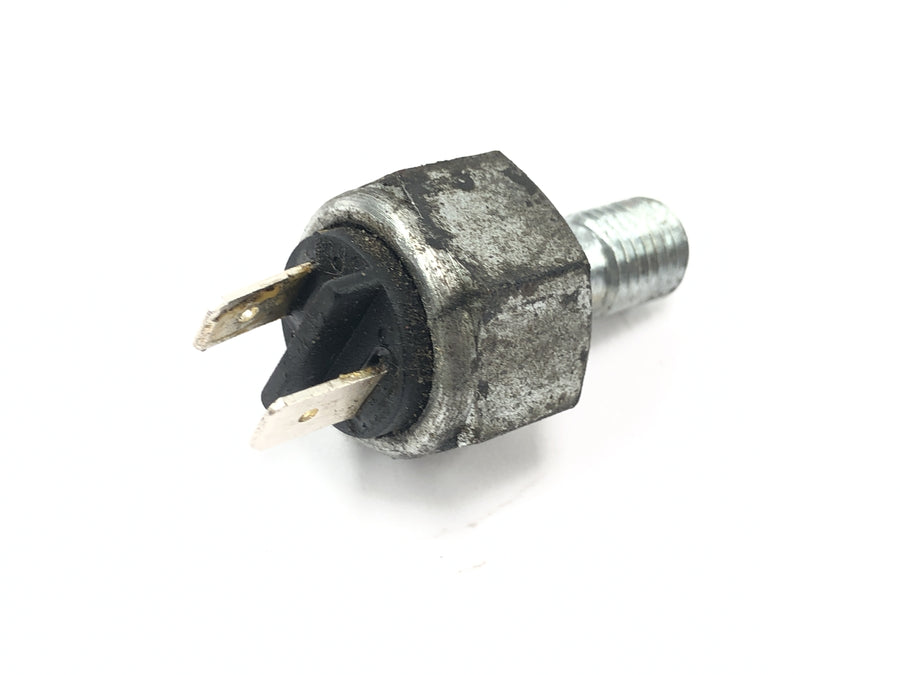 Triumph Speedmaster 900 [2003] - Interruptor da luz do freio traseiro