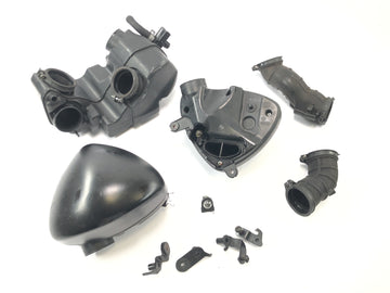 Suzuki VZ 1500 WVCU [2011] - Caixa de filtro de ar caixa de entrada da caixa do filtro de ar