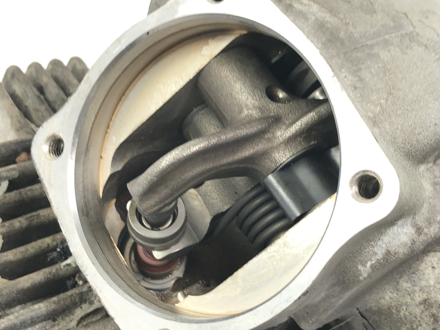 Ducati Multistrada 1000 DS [2003] - Cabeçote no cilindro dianteiro do trem de válvulas