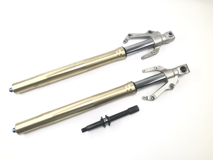 Yamaha YZF R1 RN01 [1998] - Fork de garfo upsizedown no eixo da frente com eixo