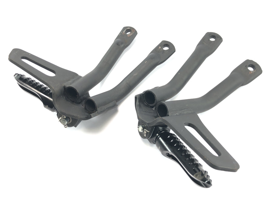 Yamaha MT 03 RM02 [2007] - Sistema de apoio para os pés do passageiro par traseiro