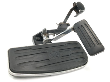 Yamaha XV 1600 Wild Star VP08 [2002] - Apoio para os pés da placa do motorista dianteiro direito com pedal de freio