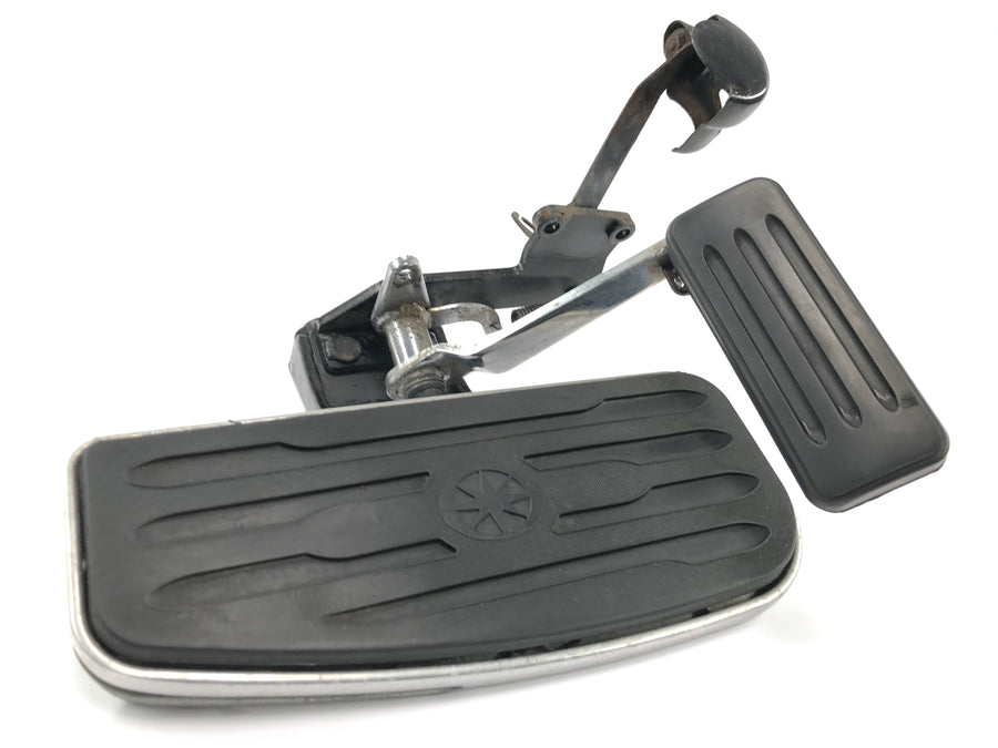 Yamaha XV 1600 Wild Star VP08 [2002] - Apoio para os pés da placa do motorista dianteiro direito com pedal de freio