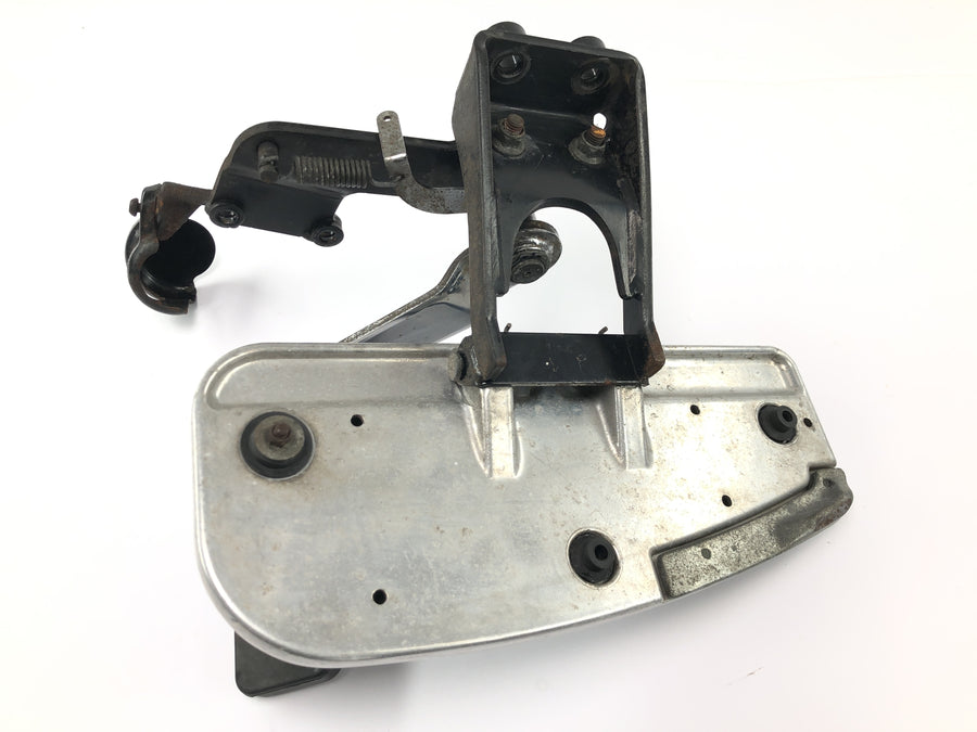 Yamaha XV 1600 Wild Star VP08 [2002] - Apoio para os pés da placa do motorista dianteiro direito com pedal de freio