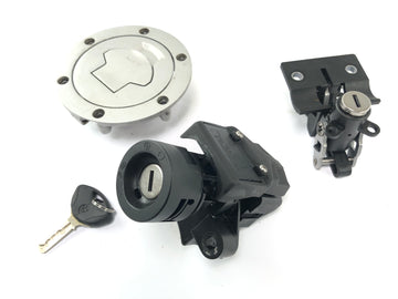 BMW R 1200 ST R1ST [2006] - Locksmith preenchendo fechamento abaixo do conjunto de trava da tampa do tanque de trava