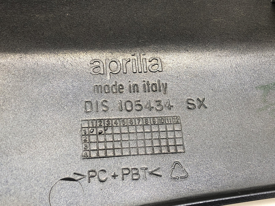 Aprilia RST 1000 Futura [2002] - Apontamento do assento atrás do revestimento traseiro direito