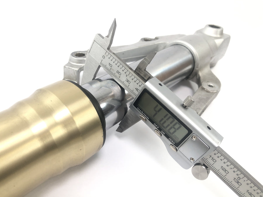 Yamaha YZF R1 RN01 [1998] - Fork de garfo upsizedown no eixo da frente com eixo