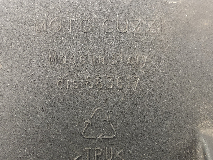 Moto Guzzi Stelvio 1200 8V [2016] - Caixa de bateria de borracha com compartimento de bateria com dreno