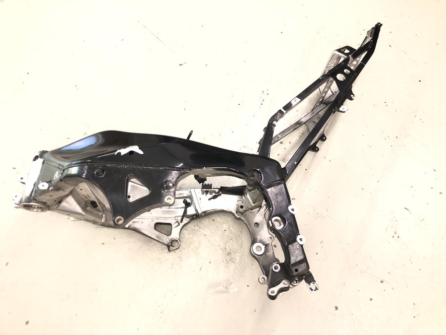 Yamaha YZF R1 RN04 [2001] - Quadro chassi principal com papéis