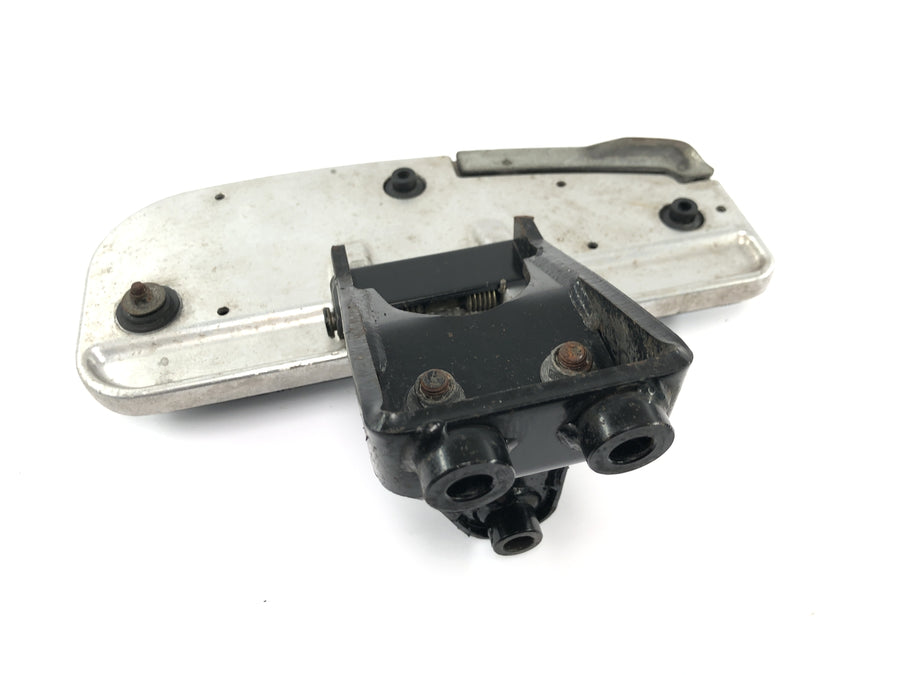 Yamaha XV 1600 Wild Star VP08 [2002] - Apoio para os pés da placa do motorista dianteiro esquerdo