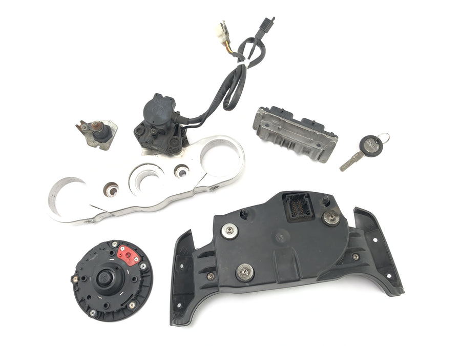 Moto Guzzi Stelvio 1200 4V [2009] - Ferralheiro com trava de tanque da unidade de controle do velocímetro e ponte de garfo acima