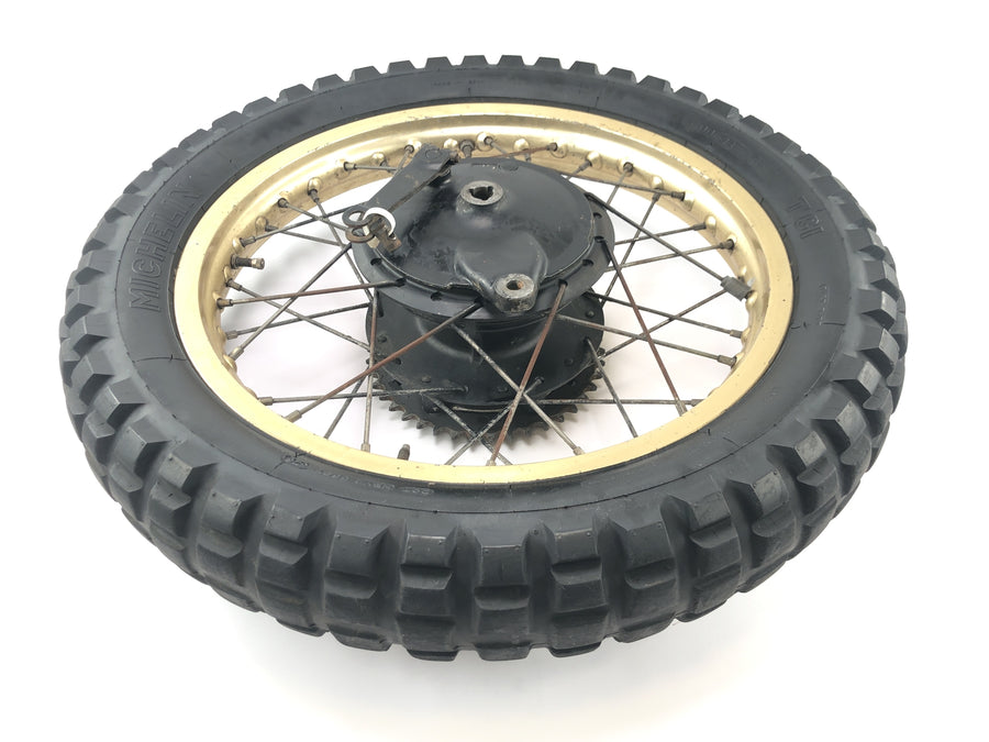 Yamaha XT 500 1U6 [1981] - Roda traseira com raios dourados 1,85 x 18" com freio a tambor