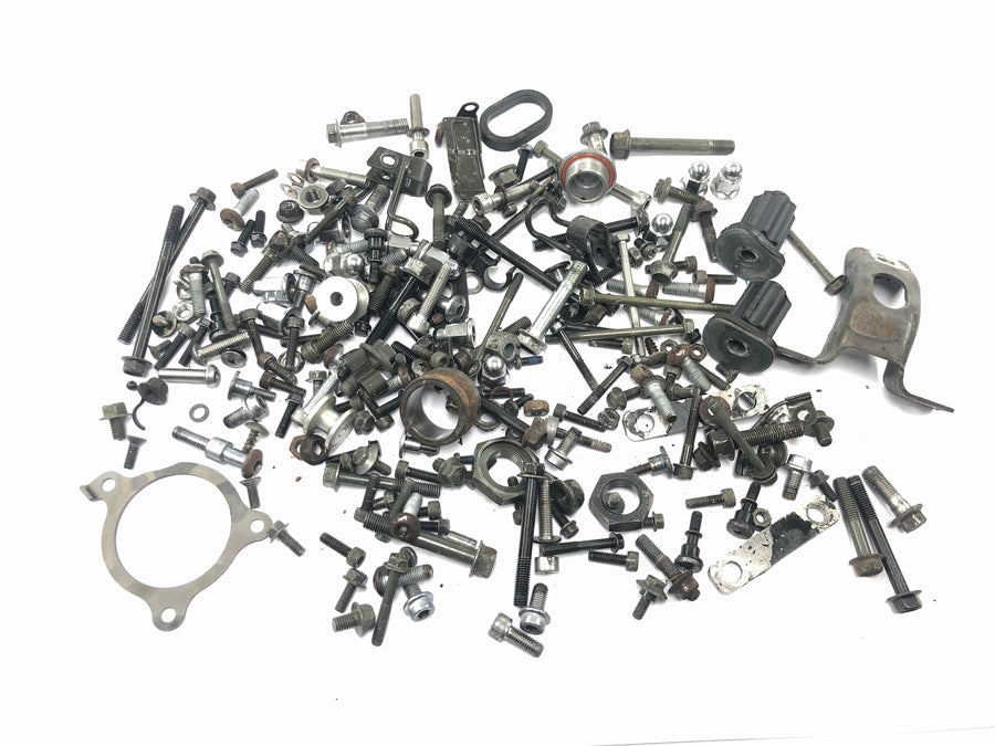 Yamaha XJR 1300 RP02 [1999] - peças restantes e parafusos misturados com muitas peças pequenas